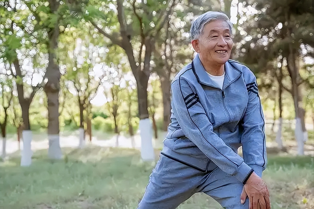 散步半个小时错了？医生建议：过了60岁，散步要尽量做到这5点