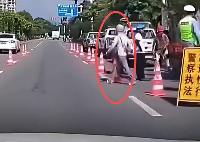 女子不配合交警执法，当街撒泼还袭警，嚣张嘴脸曝光，家人遭牵连