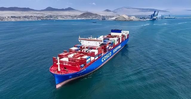 特朗普刚要对中国下重手，突然在大连造船厂内，发现了不寻常一幕