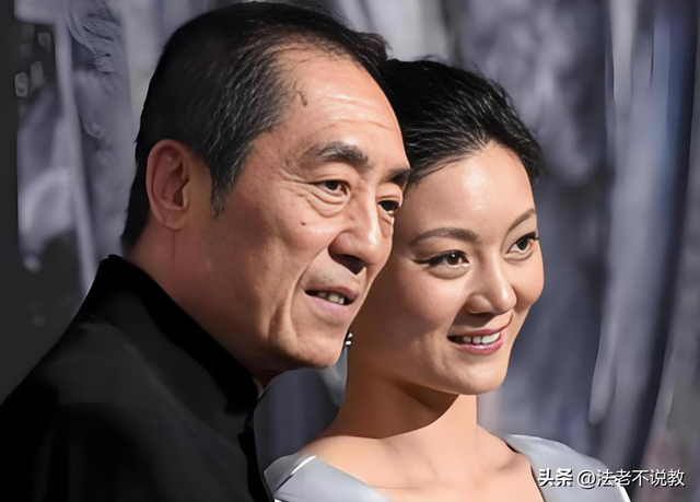 恩爱25年抵不过残酷现实，74岁张艺谋年老色衰，43岁陈婷花样年华