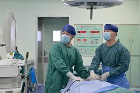 男孩髌骨两年“脱轨”十余次，医生手术加绑带固定让其能跑能跳图片