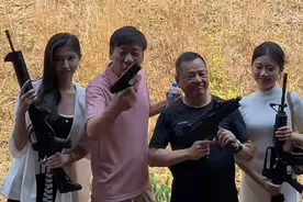 70岁崩牙驹老挝考察工地，邀亚洲牌王刘华弟带美女来相聚图片