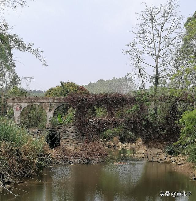 广西南宁市隆安县备战时期修建在古桥上的引水渠，现已列入文保