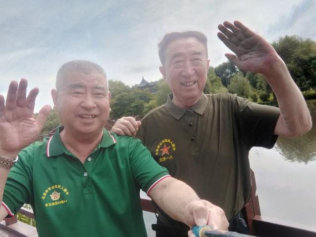 贾永学战友随团旅游，经过伊春林都木雕园，与张永学短聚游园！