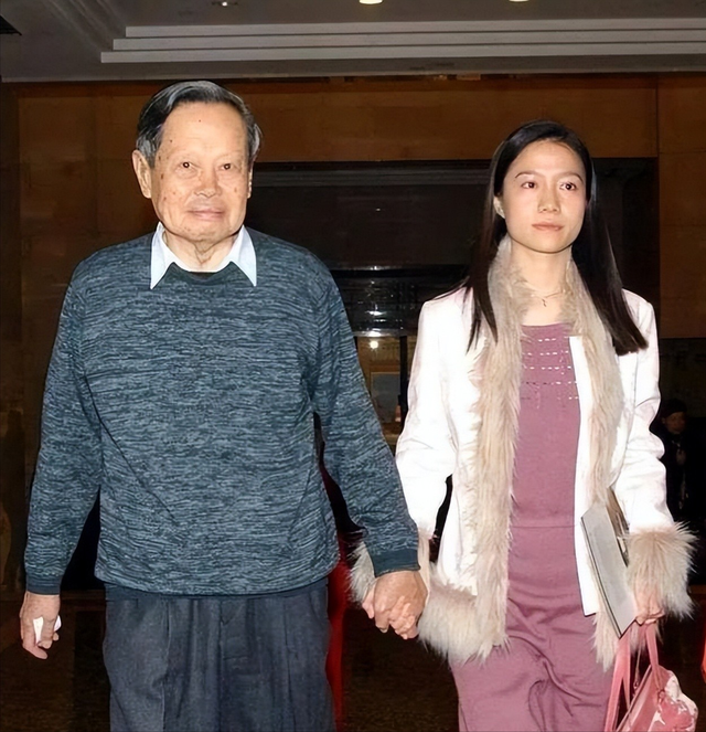 翁帆相伴21年，杨振宁去世后，继子杨光诺一句感谢话让她口碑暴涨