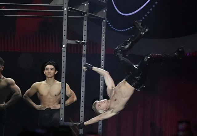 突发！香港知名男星演唱会发生意外，失手摔落地面发出一声闷响