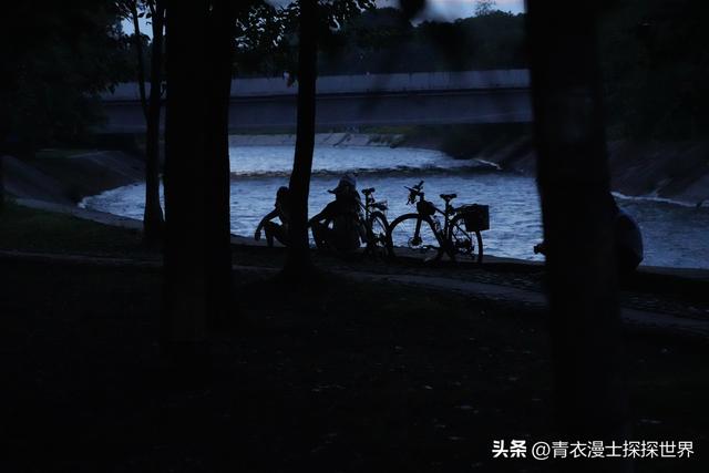 夏天成都三道堰休闲的人们