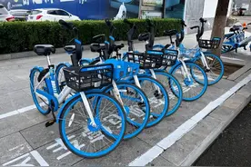 共享单车被找回有多难？小哥给车上锁，大妈给车喷漆，大叔更奇葩图片