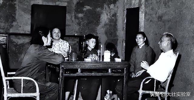 王光美有多美？1940年王光美在大学留影，19岁气质出众