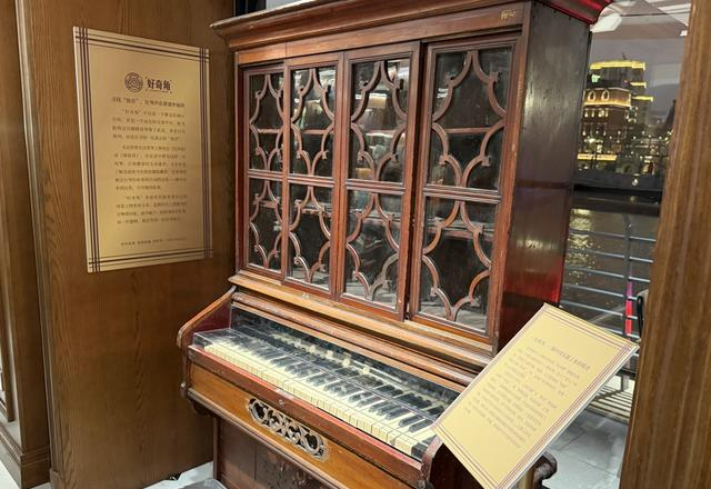 上海不只有LV巨轮，苏州河畔，一艘书香文化大船“起航”