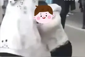 重庆漫展上熊孩子扒女生裤子，还动手打人，母亲反咬一口让人愤怒图片