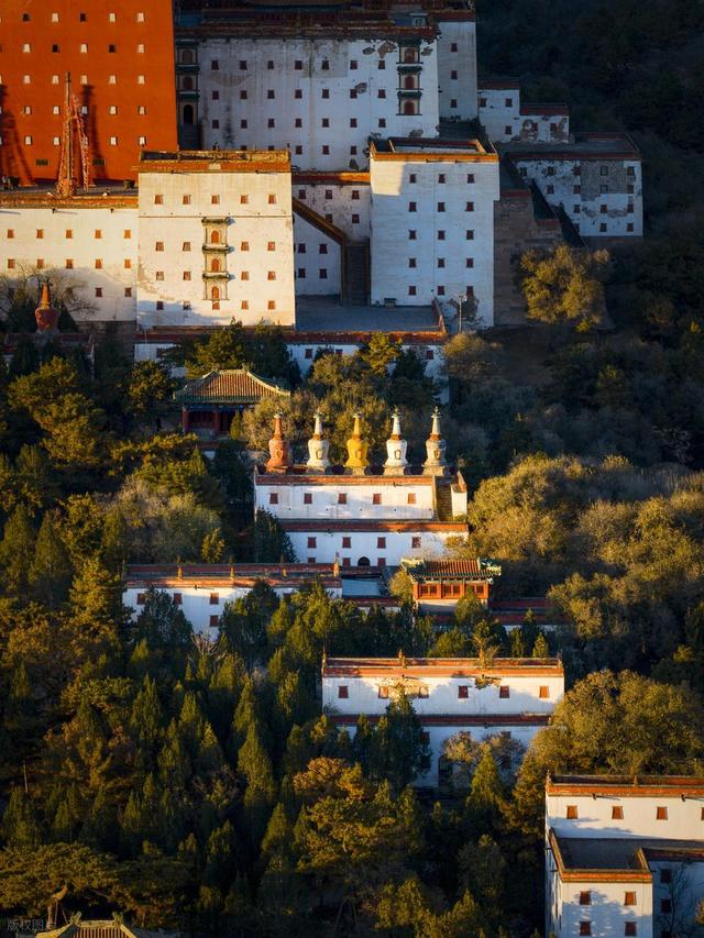和老伴去承德住了一个月，我实话说：并不是网上说的那样