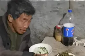 湖北一男子给86岁聋哑大伯送饭七年，评论区：你是惦记他的低保吧图片