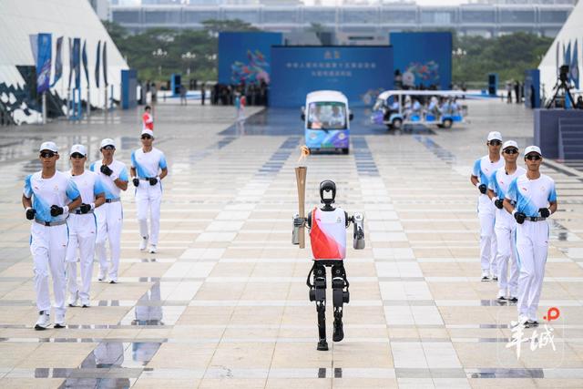 如何做到无需陪跑稳执圣火？揭秘机器人火炬手“夸父”的硬核技术