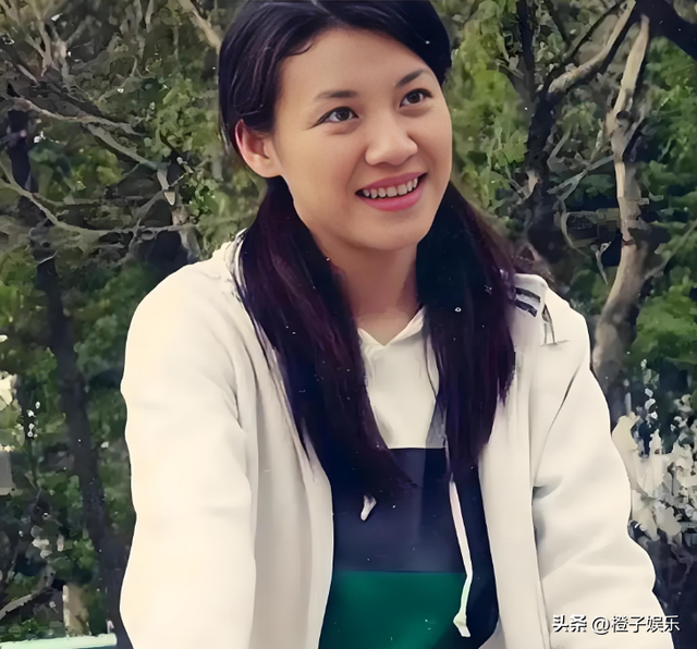 与四婚名导同居三年流产两次不结婚，转身下嫁穷小子，如今咋样？