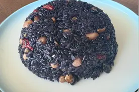 65岁女子，坚持不吃大米只吃黑米，半年之后，肠胃健康情况如何！图片