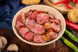 腊肠放冰箱里冷冻了一整年，还能吃吗？幸亏早知道，看完涨知识了图片