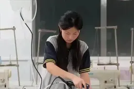 没想到央视媒体会探访姜萍家！村里人于是连夜砌起了高大的新房子图片