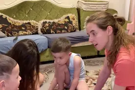 乌克兰美女0彩礼嫁到中国，4年生3孩，存20万申请中国绿卡图片