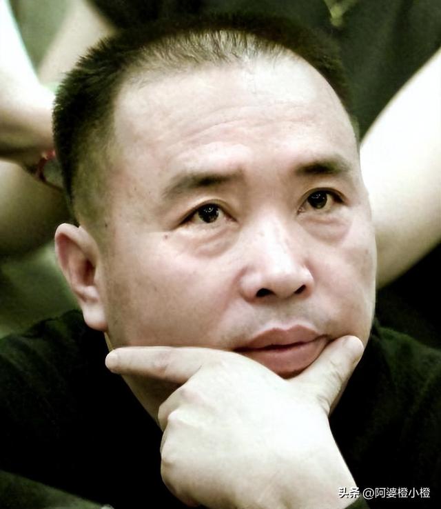 赖昌星妻子曾明娜现状，独居3000平老宅，做饭弄花草活成人生赢家