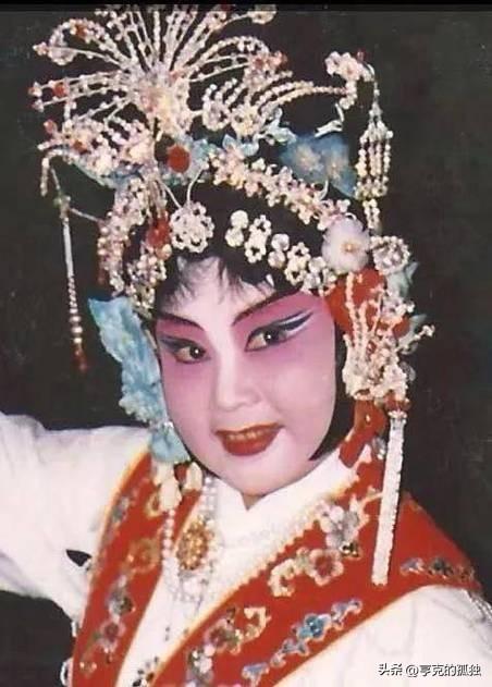 吃里爬外，永不回国？她带领30名演员选择留美，如今年过花甲归来