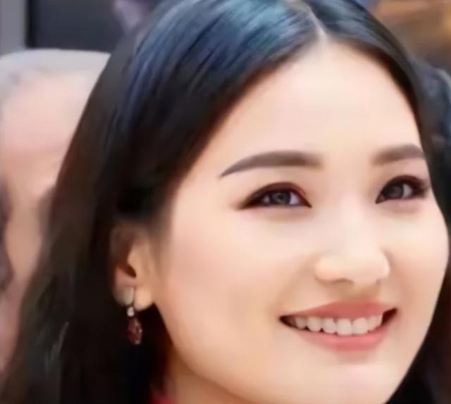 不丹佩玛王后置装费逐年上涨，披四爪龙披肩，拎爱马仕穿贝嫂高定