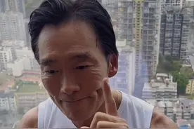 香港知名男星郑浩南为情所困，拍短片强颜欢笑，离婚后人财两空图片