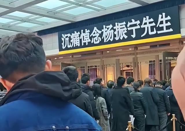 杨振宁遗体告别式当天，93岁弟弟杨振汉罕露面，透露哥哥未了心愿