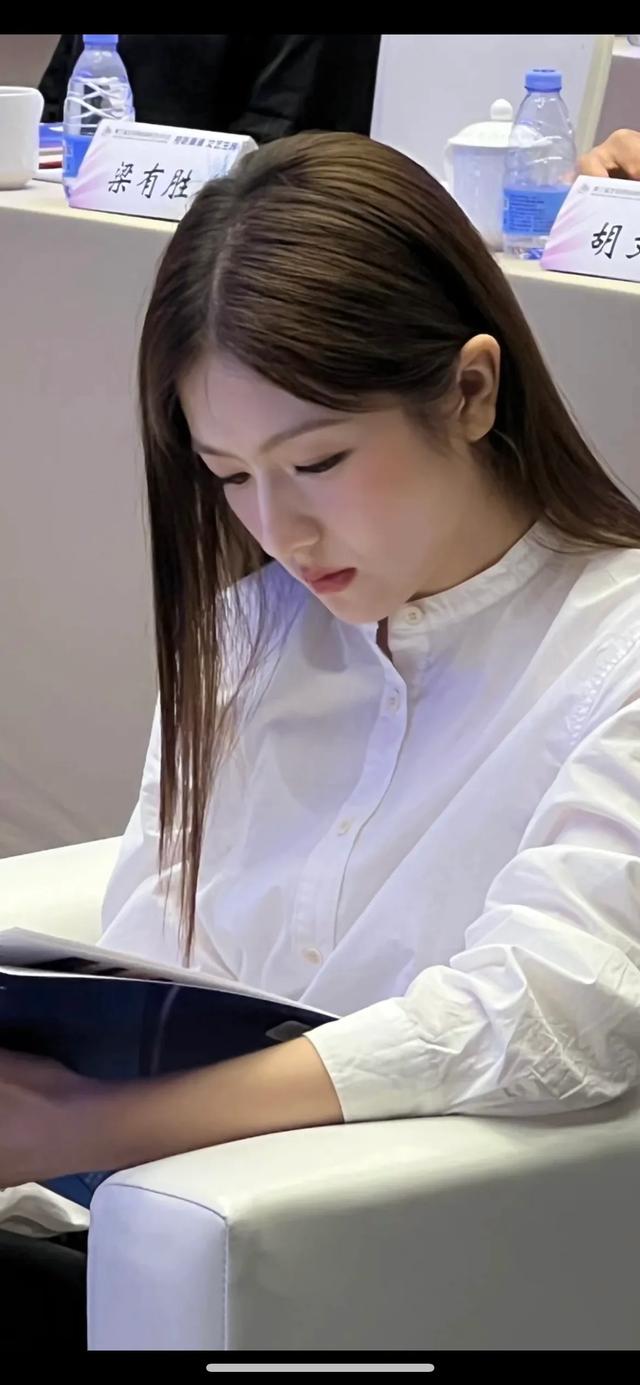 谁懂李兰迪这套上半身和下半身的温度差