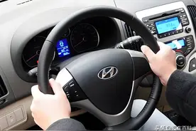 为什么汽车转弯后只需松开手，方向盘就会自动回正？图片