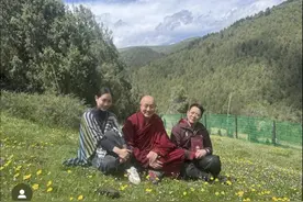 李连杰到海拔4000米高山修行，62岁利智同行，夫妻牵手修行好恩爱图片