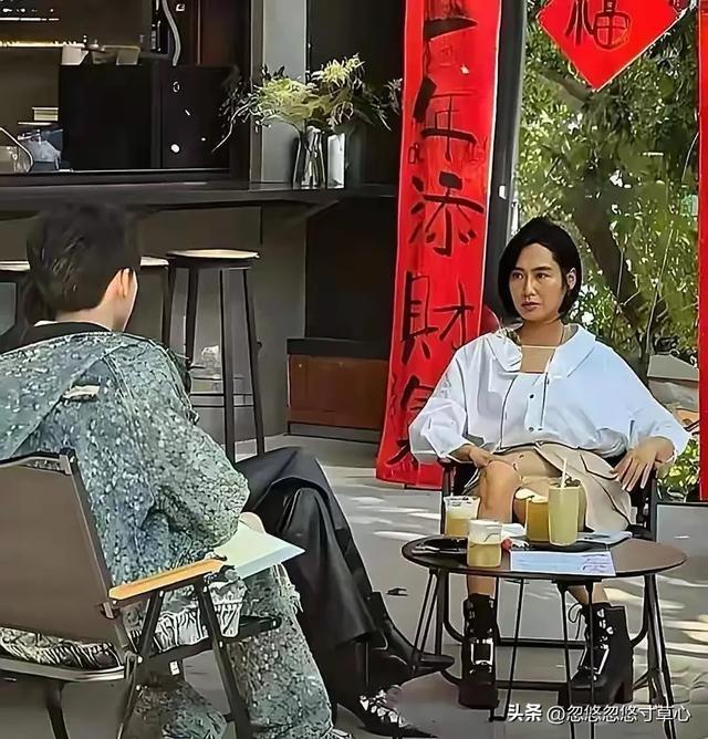 深圳街头偶遇朱茵 皮肤黝黑 身材矮小 腿很短 脸很小 很年轻看不出52岁