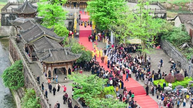 夯爆了！元通古镇清明春台会玩出新潮范儿