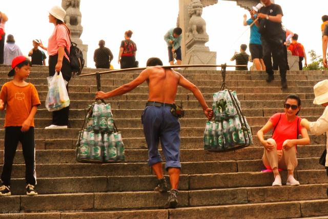 英国背包客在黄山：花500元学挑山工，肩扛20斤物资称比健身管用