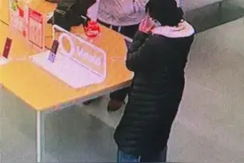 14岁男孩拉路人冒充爸爸买手机，商家向其出售手机违法吗？图片