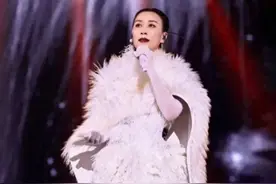 好尴尬！那英演唱会将十一说成五一，结束后慌张整理衣服迅速离开图片