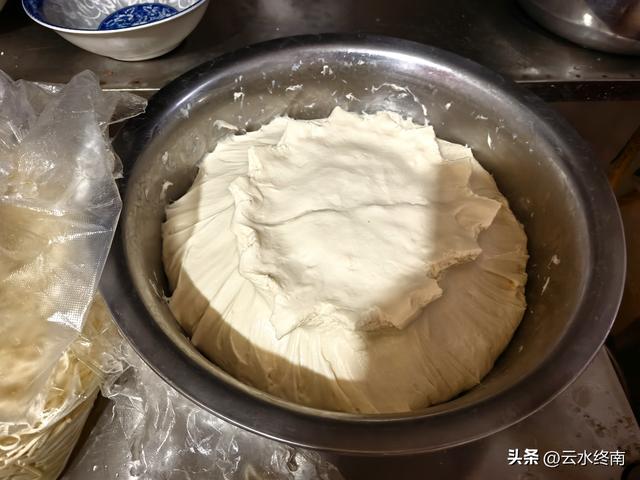 在四川巴盐西运的“盐运第一滩”，我是流着口水逛完这个古镇的