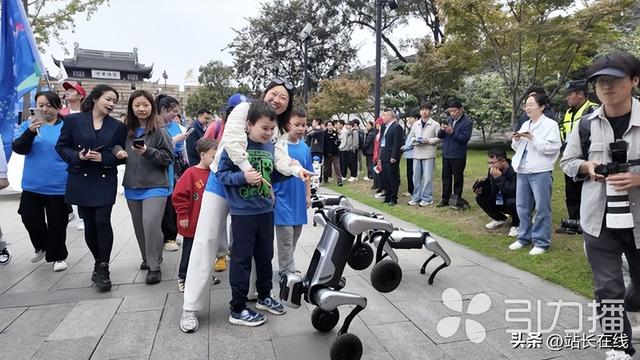 万人环古城 “徒步+消费”激活全域活力