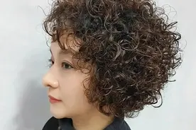 头发稀少细软适合烫什么发型？试试这5种卷发，时尚减龄又显发量图片