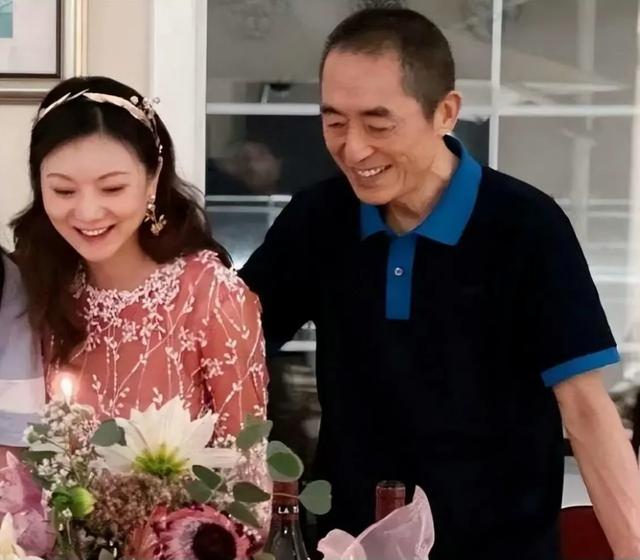 张艺谋和巩俐合影，张艺谋和陈婷合影，生理性喜欢显而易见