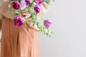 五六十岁女人喜欢去公园约会，氛围舒适宜人图片