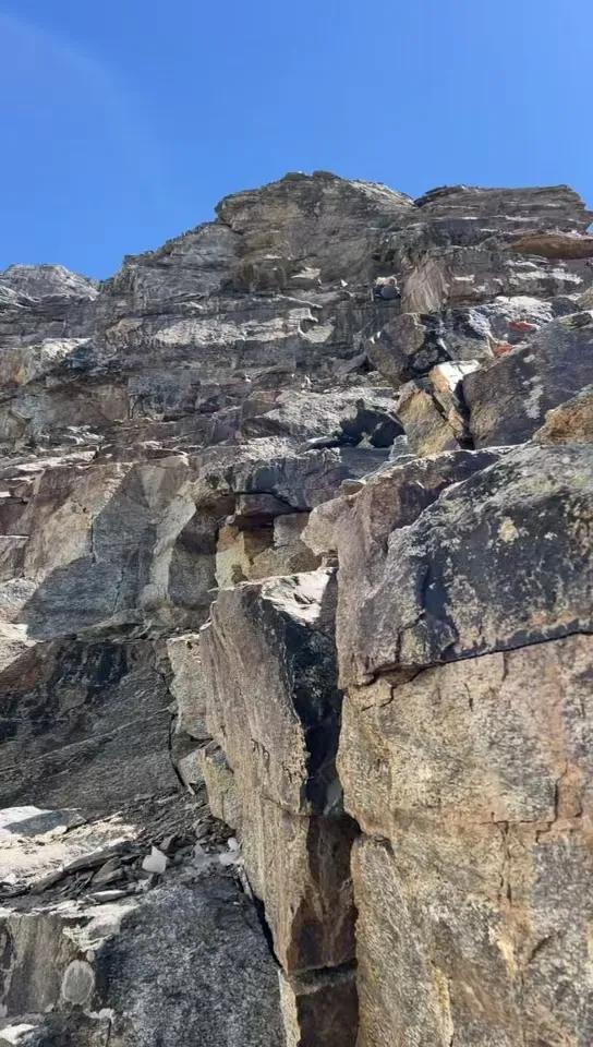 一登山者独登慕士塔格峰遭遇惊心经历：两次坠崖捡回一条命，脚趾冻伤至今呈黑色