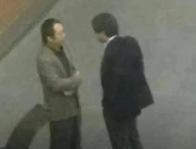 绷不住了，周鸿祎大战宇树机器人，拳击比赛踢要害部位，网友调侃