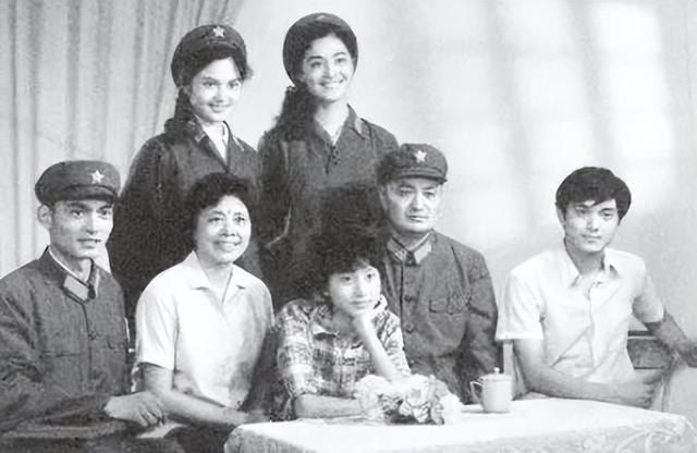 她是天生丽质的美女演员，嫁给军委副主席之子，离婚后成知名画家