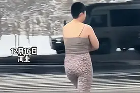 女子街头穿着单薄，赤脚行走在雪地里，她是经历了什么？图片