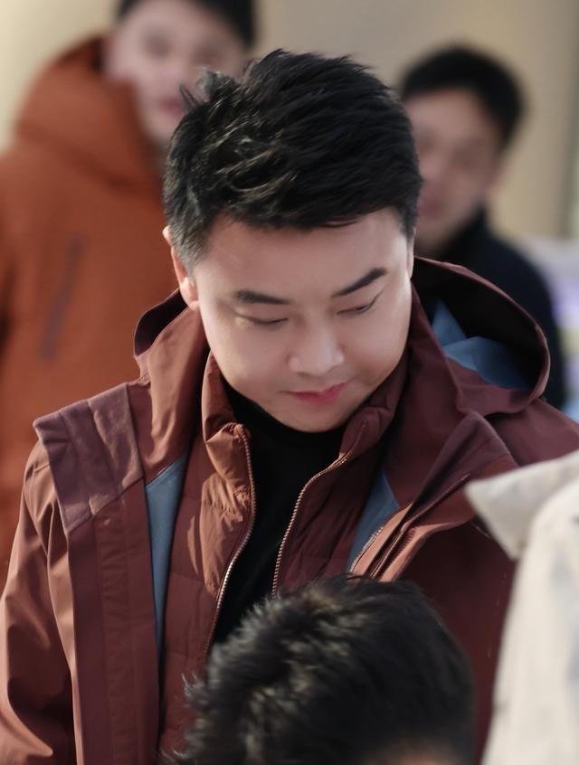 王皓不上班好年轻！两儿子神复制爸妈颜值