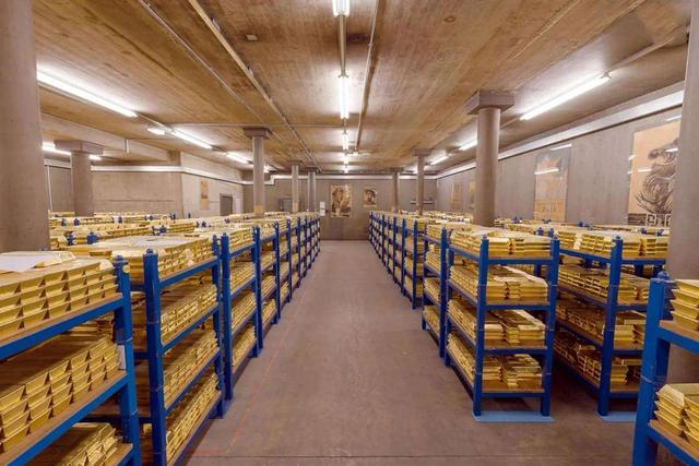 中央行连续14个月出手，金价上涨1.4万元，触发美元霸权快速瓦解