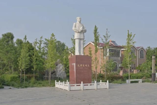 新密市任岗村，村民集资建了一个广场，上面矗立着白色的伟人塑像