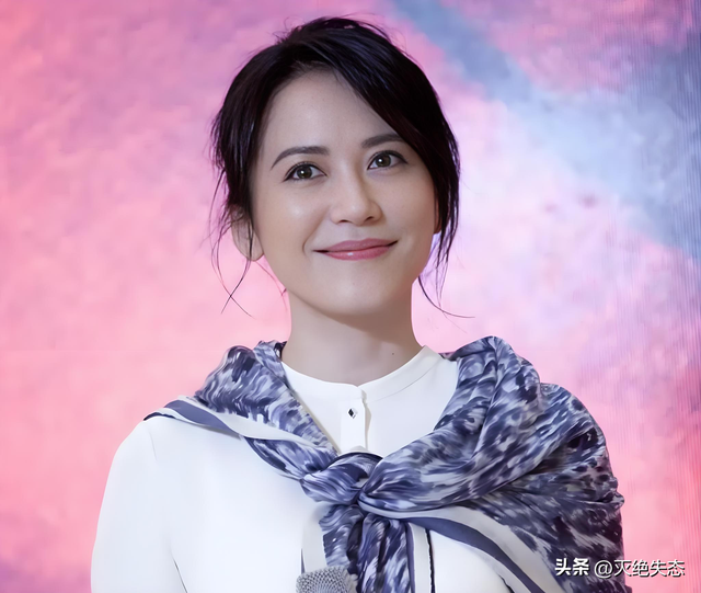 至今未婚未育，身边却有男人陪了近 20 年！54岁的她才是人间清醒