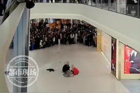 仅仅4秒，一女孩突然在商场坠亡，多方回应图片